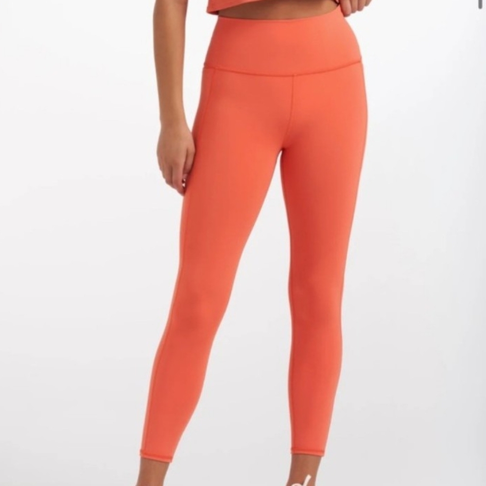Vuori studio Pocket leggings in grapefruit S
